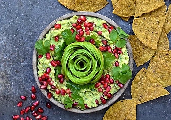 El pom pom guacamole no sólo está rico, tanbién llena tu plato de color y belleza.