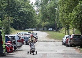 Un hombre porta sus palos de golf por la zona de Mataleñas que se arreglará.