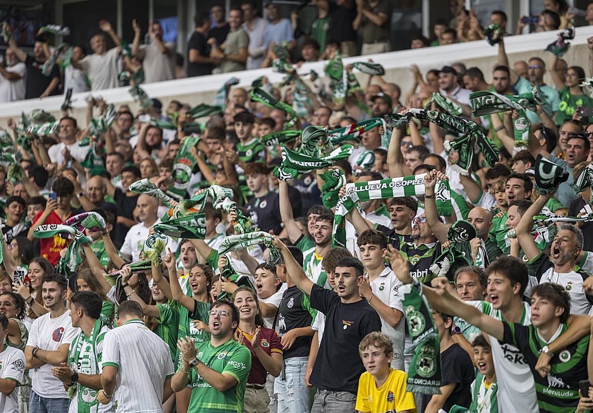 La afición del Racing, durante el partido contra el Castellón.