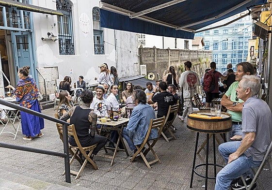 Las terrazas del Pasadizo Zorrilla, en el centro de Santander,llenas de gente.