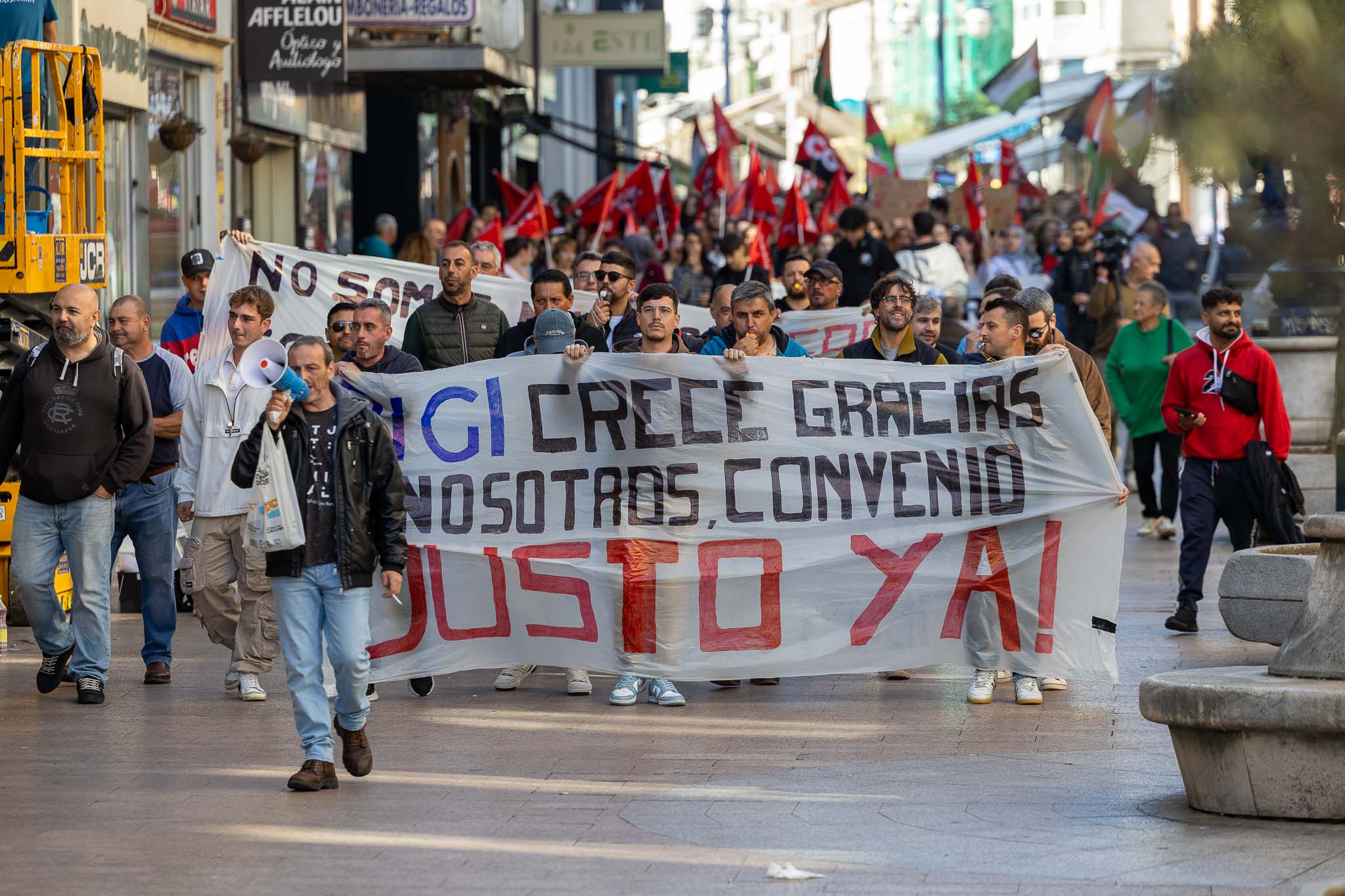 Durante la protesta coincidieron con otra convocada por los trabajadores de DIGI.