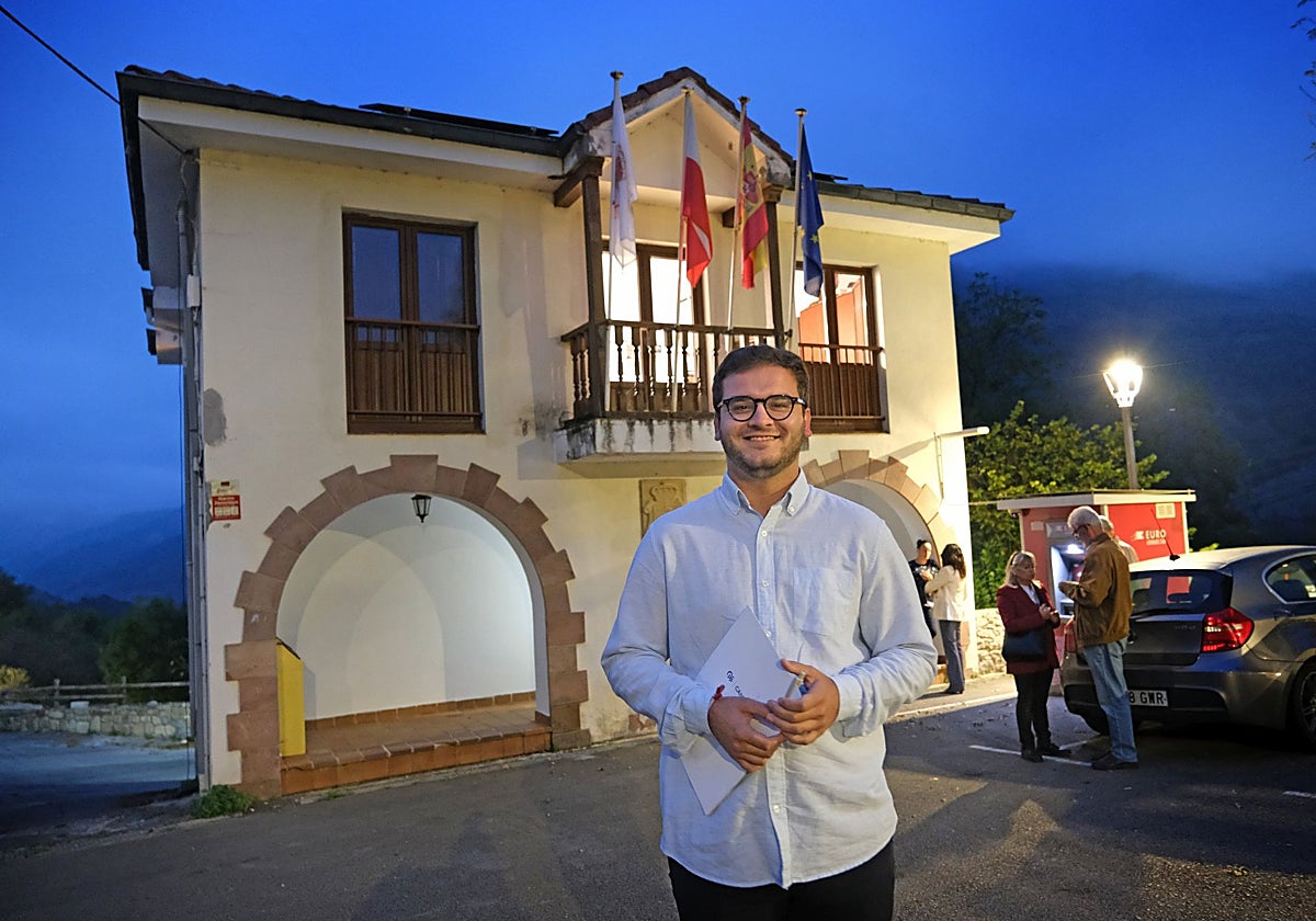 El alcalde de Tudanca, Mario González, delante del edificio Consistorial, antes del pleno en el que tomó posesión de su cargo.