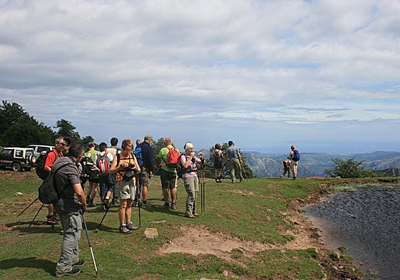 Grupo de senderistas en visita guiada por el collado de Pasaneo