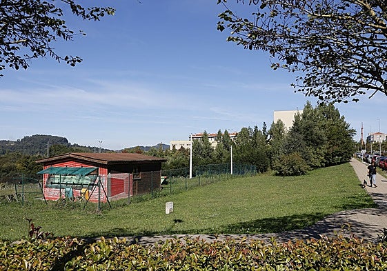 Vecinos caminan junto a las parcelas donde se contempla la sede del Pctcan en Torrelavega, junto al campus universitario.