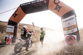 Ricardo Lastra completó la segunda etapa a pesar de las dificultades en las dunas de Erg Chebbi.