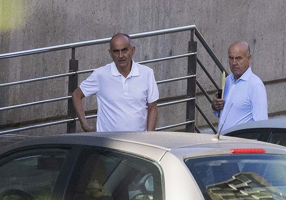 Elías Celis y Secundino Vidal Celis en la entrada del complejo judicial de Las Salesas de Santander.