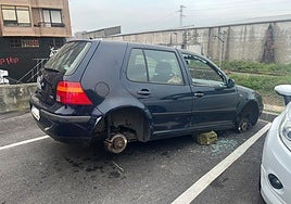 Así apareció el vehículo en el exterior del aparcamiento, en Torrelavega.