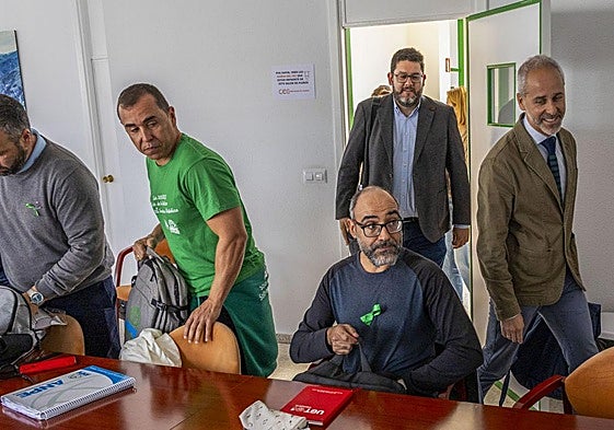 El consejero de Educación entrando a la mesa de diálogo, donde le esperan los representantes de la Junta de Personal Docente.