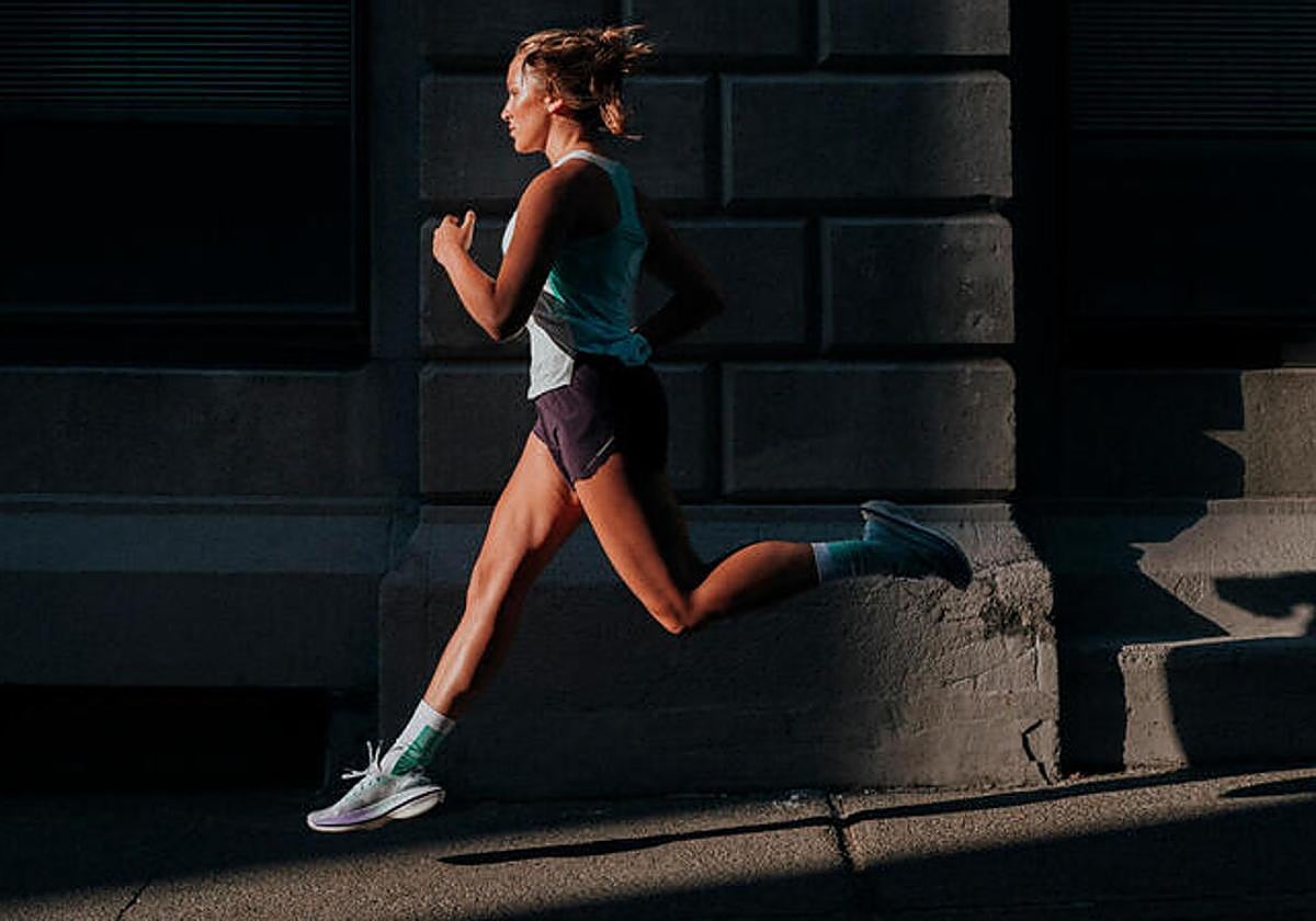 Que nada te detenga. Siente la velocidad y la energía en cada zancada con una buena elección de zapatillas y vestuario.