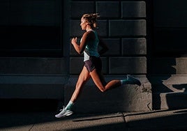 Que nada te detenga. Siente la velocidad y la energía en cada zancada con una buena elección de zapatillas y vestuario.