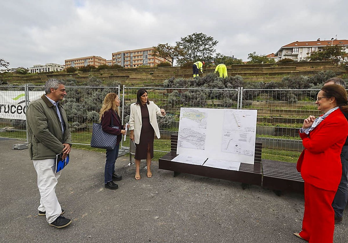 La alcaldesa de Santander, Gema Igual, esta mañana en el parque de Las Llamas.