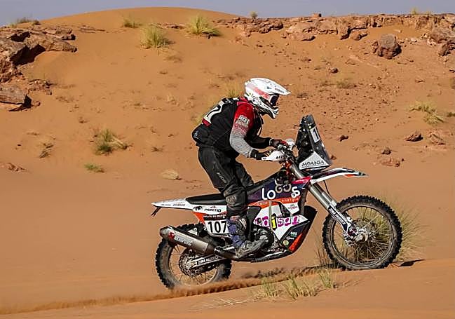 Máxima concentración en el desierto. El piloto Ricardo Lastra con el dorsal 107 durante el Rally de Marruecos, prueba puntuable para el Campeonato del Mundo de Rally-Raid (W2RC).