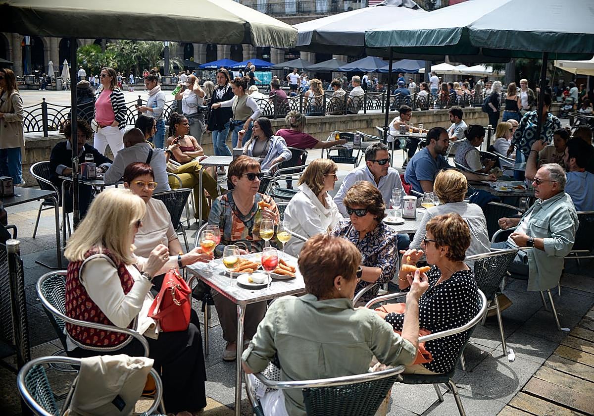 Una terraza en Bilbao, una de las ciudades que presentan horarios más restrictivos.