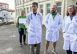 Los representantes de los docentes, ataviados con las batas de médicos, el jueves.