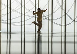 Maider G. Etxegibel, una de las siete intérpretes que participan por turnos en la performance, 'enredada' en la instalación artística .