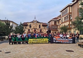 Alcaldes y vecinos posando frente al Ayuntamiento de Villacarriedo antes de la celebración de la asamblea de la mancomunidad pasiega.