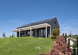 'Casa de madera en Ongayo'. El jurado valora el modo en que el estudio reinterpreta la idea de cabaña desde una perspectiva más abstracta y universal, proponiendo un volumen compacto y oscuro.