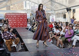 Una de las modelos desfila durante el 'Fashion Day' de Torrelavega, este viernes, en la plaza Baldomero Iglesias.