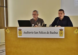 El director del Museo de Prehistoria y Arqueología de Cantabria, Roberto Ontañón, junto al alcalde, José Antonio Cobo.