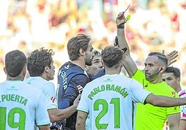 El colegiado muestra la roja a Sangalli en El Molinón