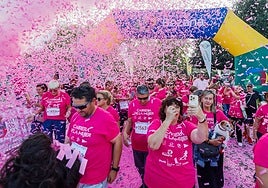 Participantes en la salida de la marcha rosa de Bezana contra el cáncer de mama