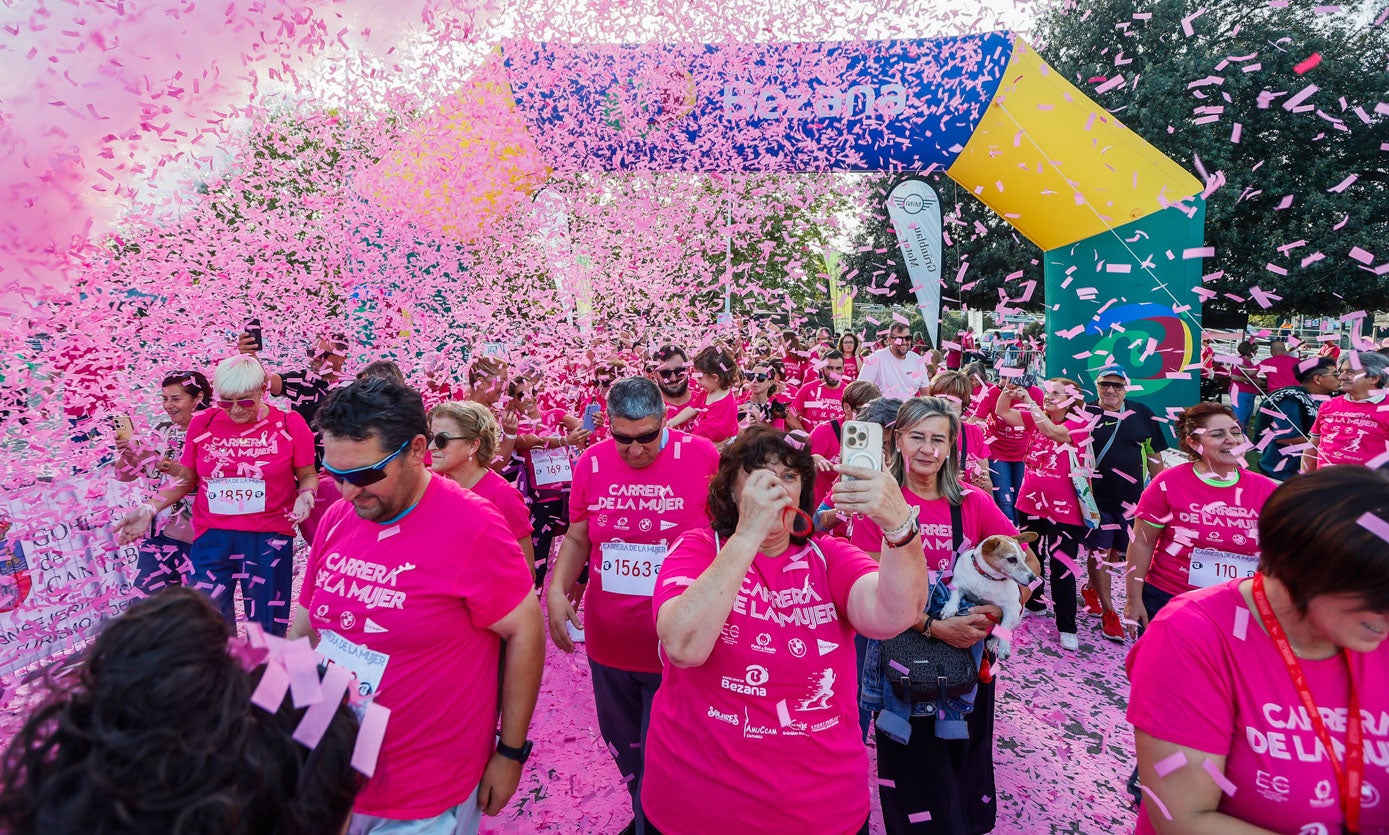 Salida de la marcha contra el cáncer de mama en Bezana, teñida de rosa.