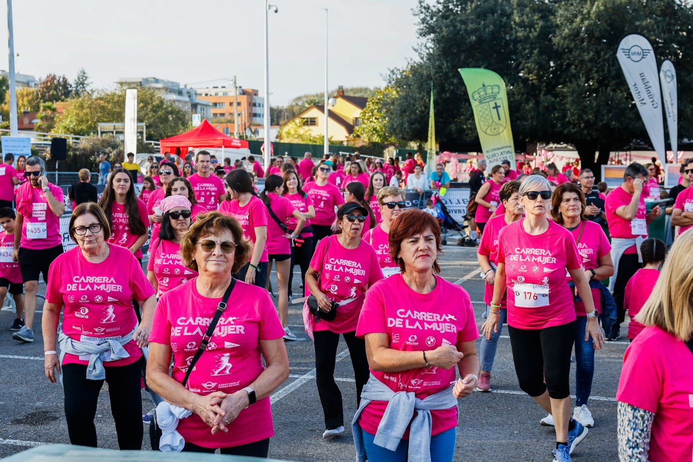 Mujeres enarbolan en Bezana la lucha contra el cáncer de mama y para la investigación.