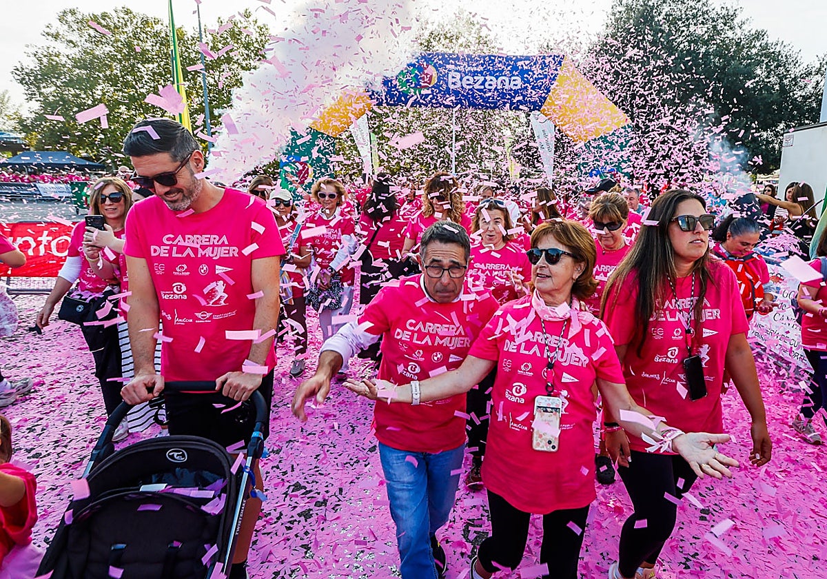 Participantes en la marcha contra el cáncer en Bezana nada más cruzar la línea de salida.