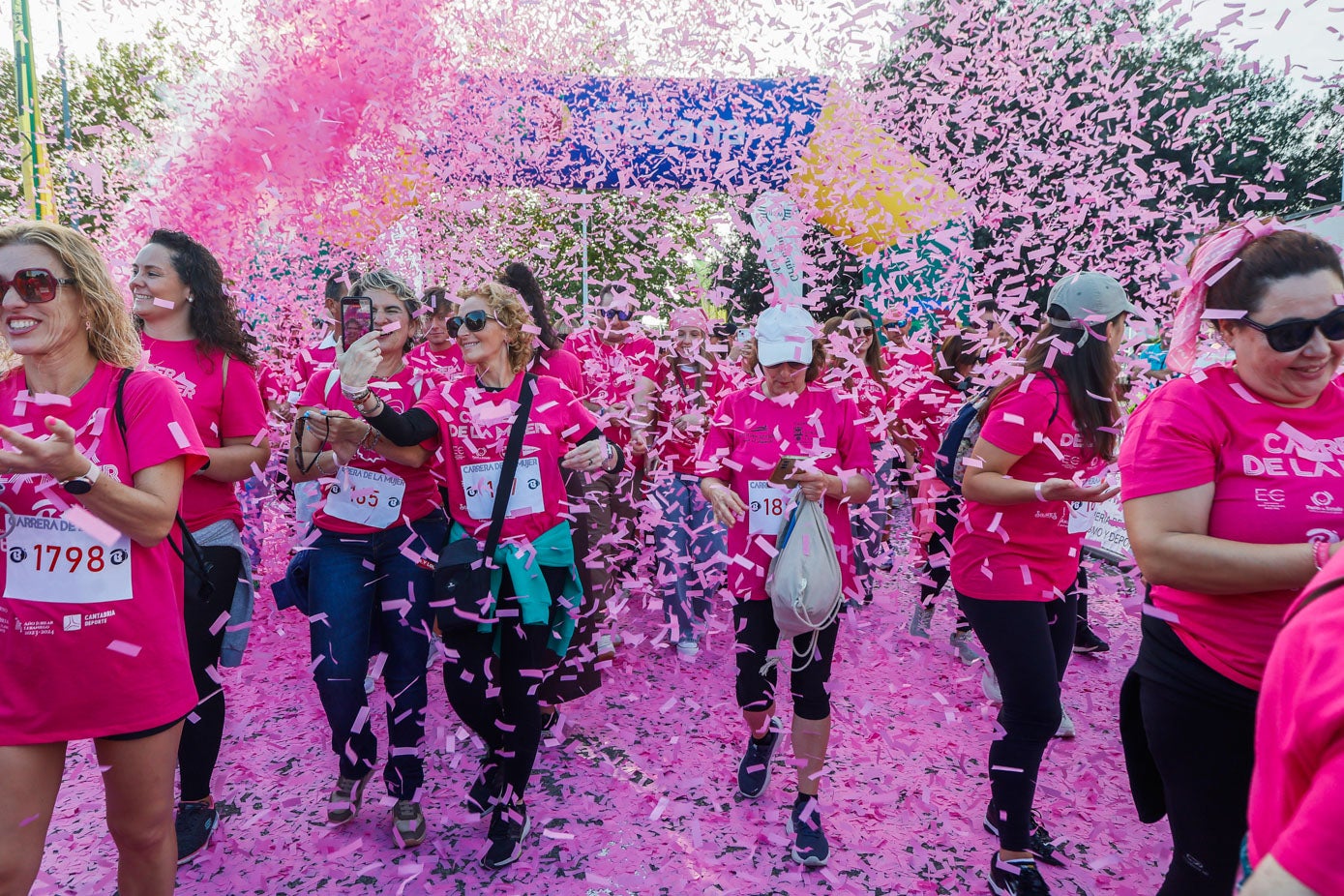 Los papelitos forman una cortina rosa entre los participantes.
