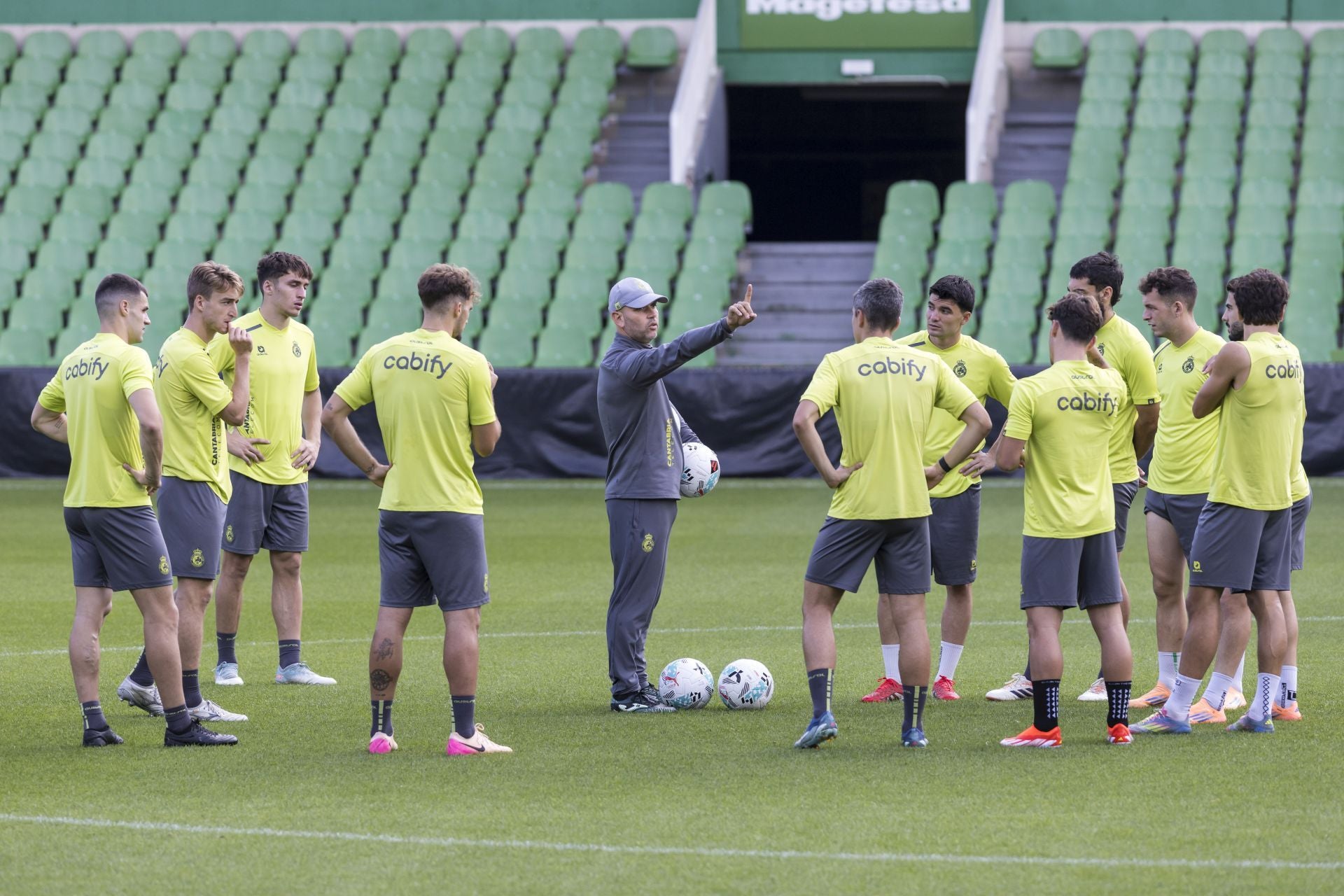 José Alberto López imparte instrucciones en los Campos de Sport. Roberto Ruiz