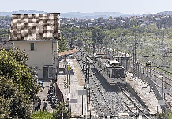 Un tren se detiene en la estación santanderina de Nueva Montaña.