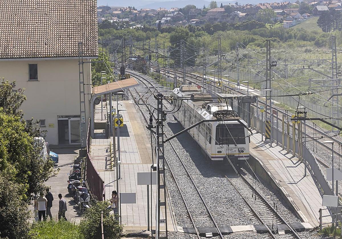 Un tren se detiene en la estación santanderina de Nueva Montaña.