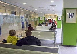 Pacientes aguardan su turno en una de las salas de espera de Valdecilla Sur.