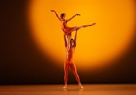 Dos de los bailarines del London City Ballet, en una escena de 'Momentum'.
