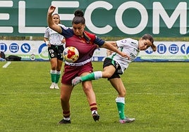 Nerea, del Racing (derecha) pelea por el balón con Marta.