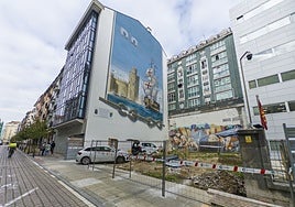 El solar vacío ubicado junto al Gobierno de Cantabria, donde se levantarán seis viviendas, ya vallado.