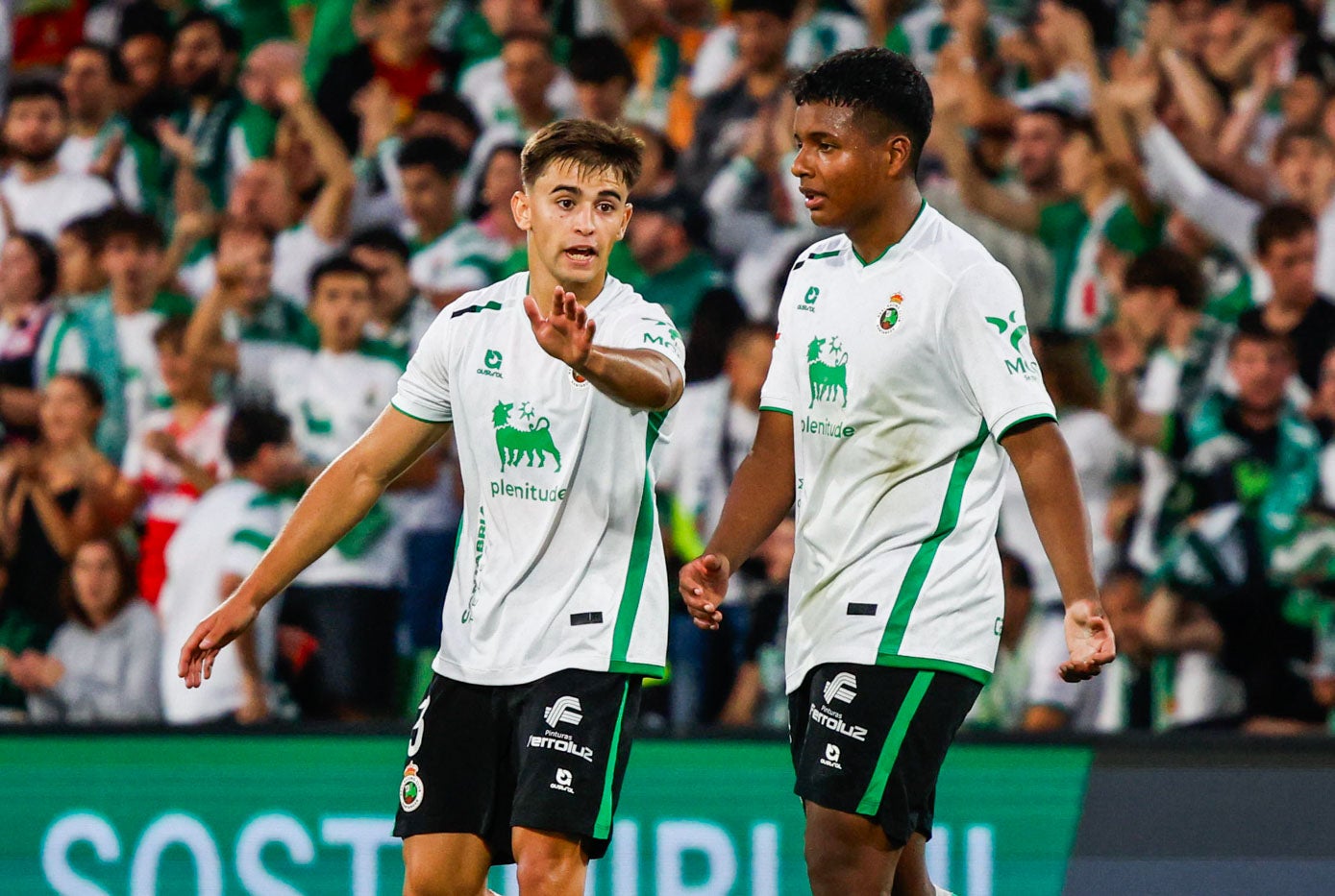 Mario habla con Jeremy, autor del segundo gol.