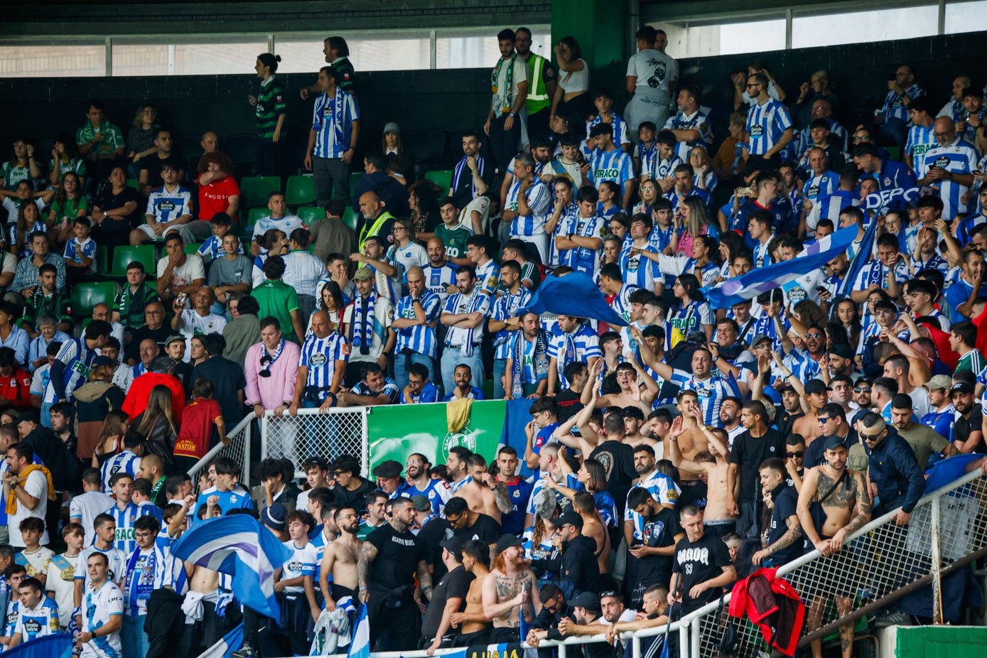 La afición deportivista, en las gradas de los Campos de Sport.