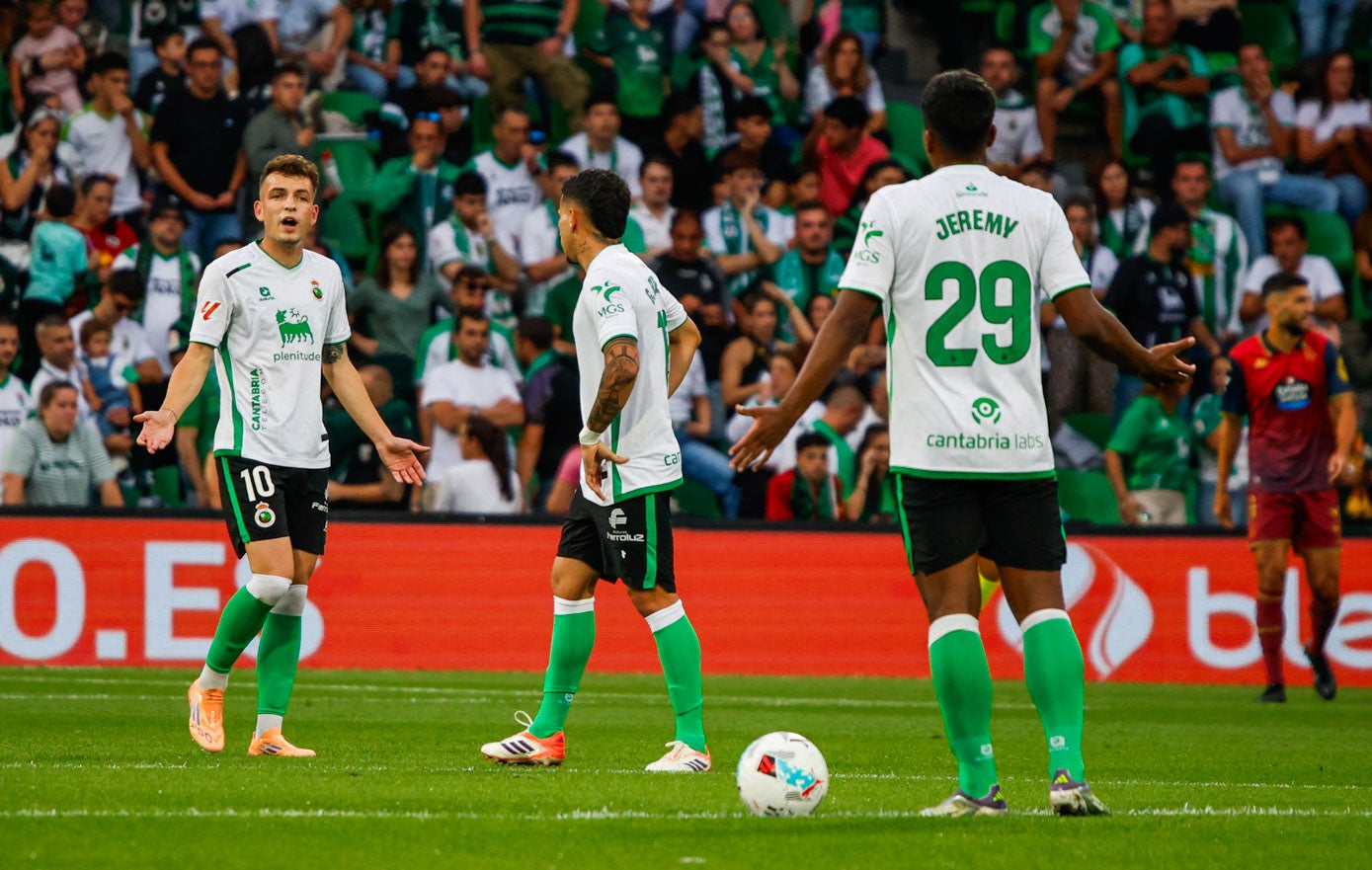Íñigo Vicente y Jeremy hablan con Puerta entre ellos.