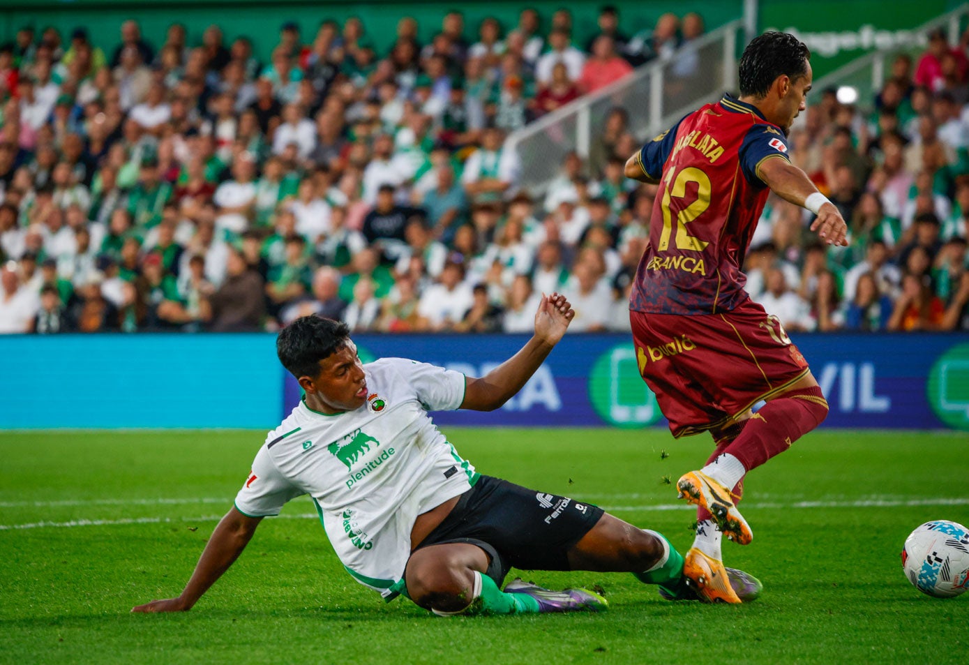 Jeremy intenta robar la pelota a Quagliata.