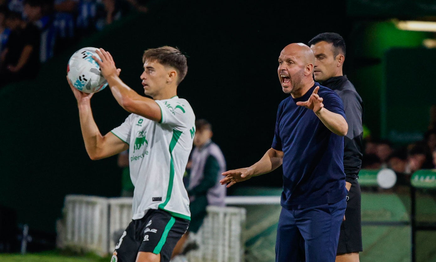Mario saca de banda mientras José Alberto imparte instrucciones.