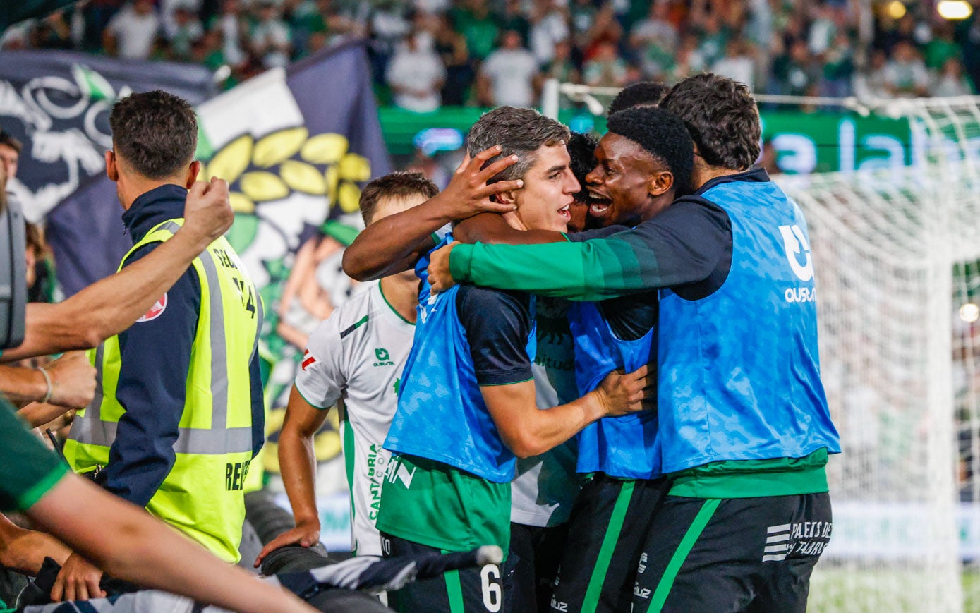 Los jugadores del Racing festejan el segundo tanto.