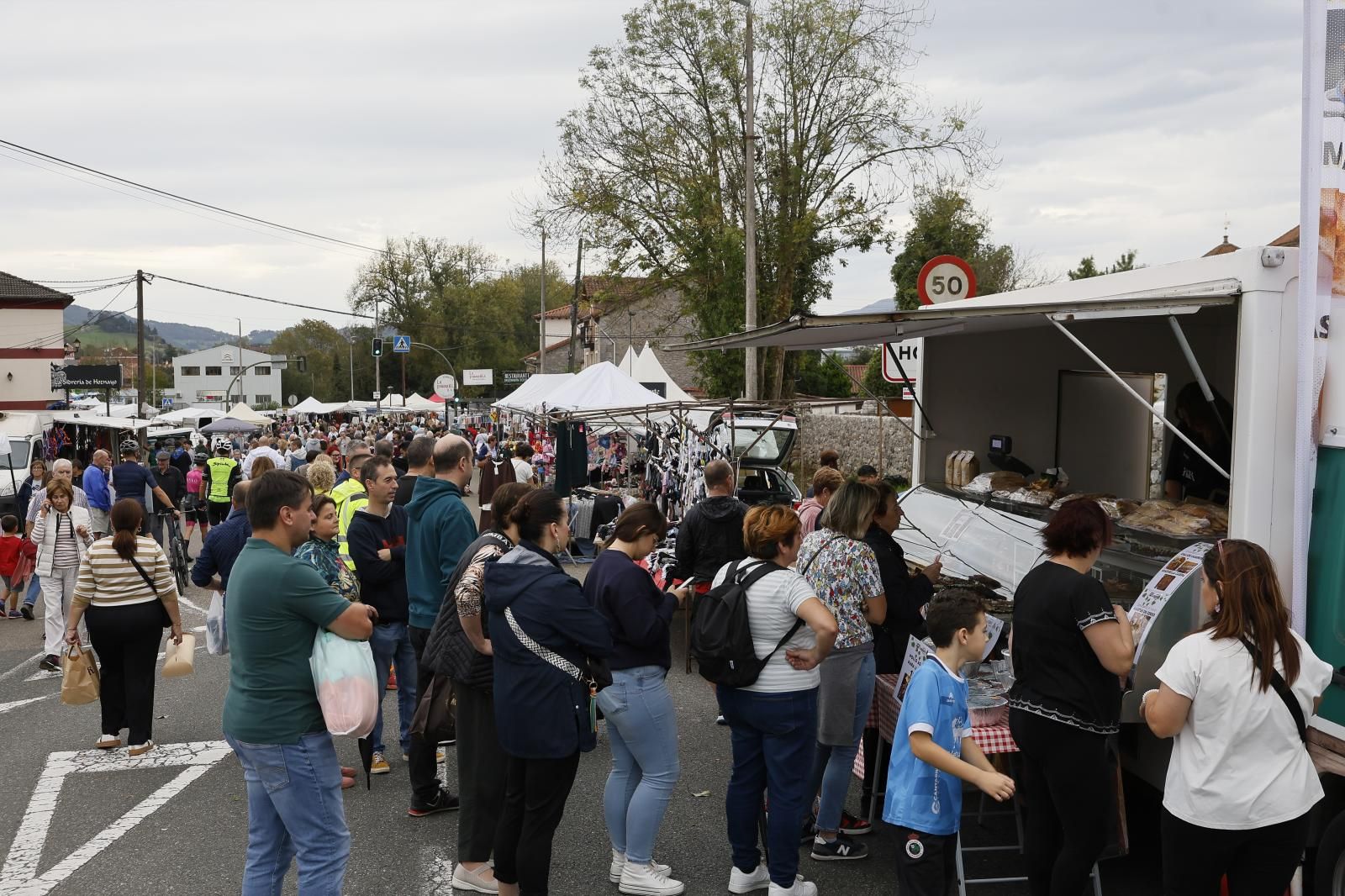 Las calles del pueblo están tomadas por los puestos de todo tipo de productos