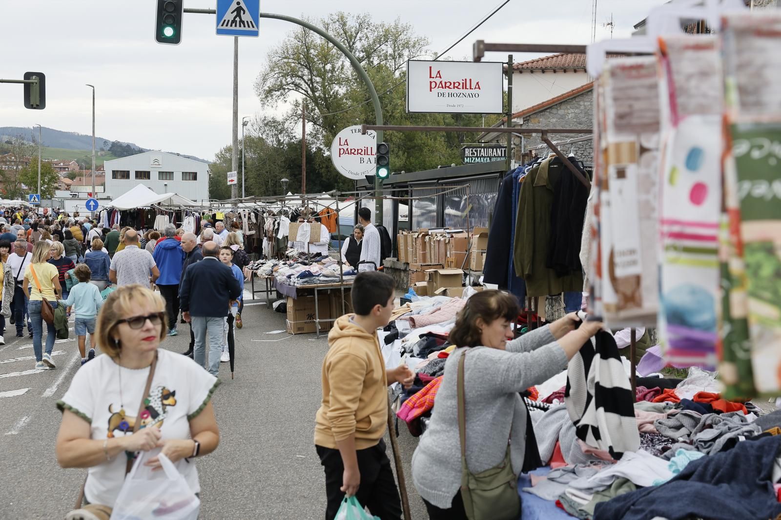 Desde las 10.00 horas ya estuvo complicado aparcar en las inmediaciones del punto central de la feria