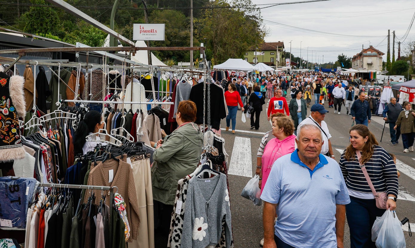 Entre los puestos, multitud de productos. También ropa.