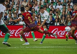 Peio Canales, con Gustavo Puerta a su espalda, dispara a la portería del Deportivo entre Villares y Dani Barcia.