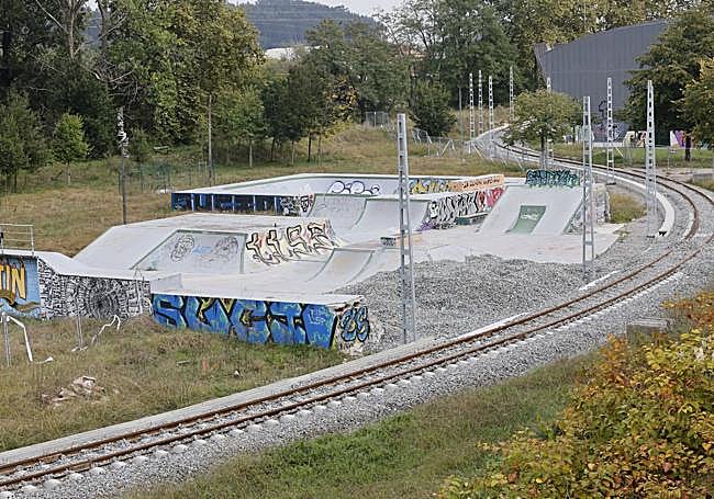 La nueva vía se abre paso junto a las pistas, demolidas parcialmente.