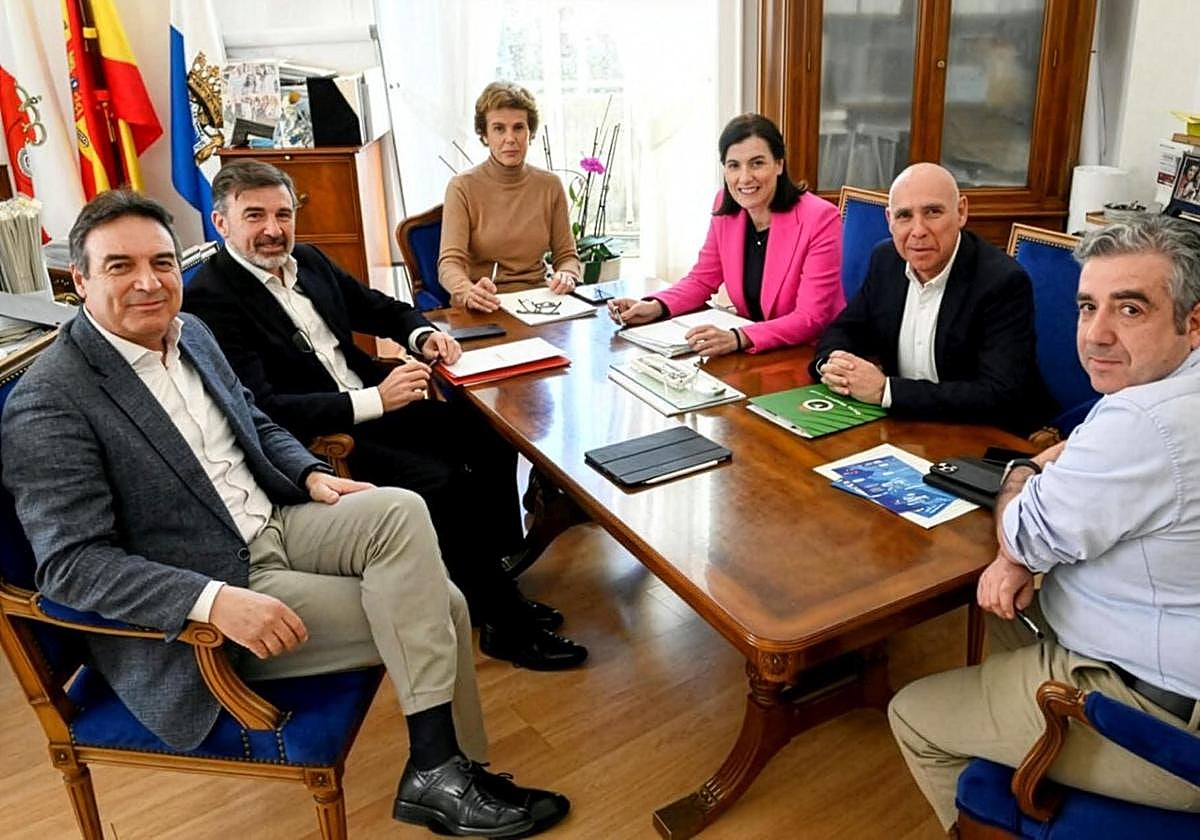 Reunión entre el Racing y el Ayuntamiento en abril de 2024, cuando acordaron llevar a cabo mejoras en el campo.