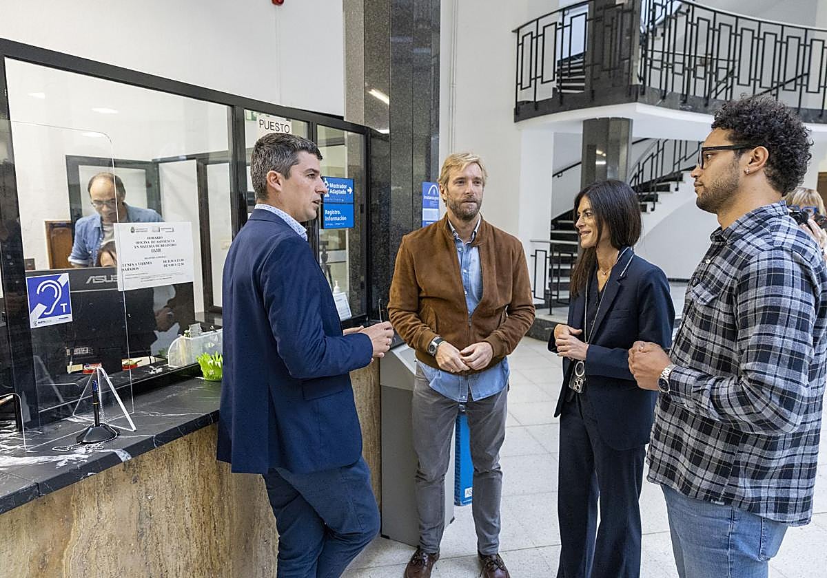 Daniel Fernández (PSOE), Felipe Piña (PRC), Laura Velasco (Vox), y Keruin P. Martínez (IU), la semana pasada, antes de una registrar una moción en el Ayuntamiento de Santander para su debate en el próximo pleno sobre la ampliación de los Campos de Sport de El Sardinero.