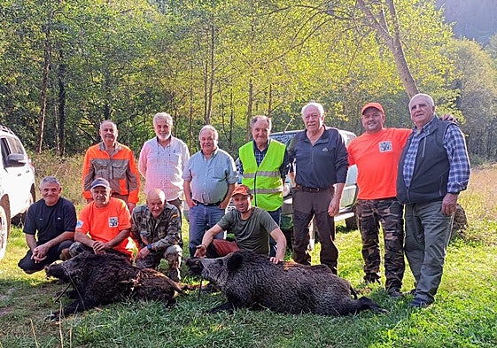 Componentes de la cuadrilla número 22, que dirige Joaquín de la Fuente, con un par de jabalíes abatidos el pasado día 11 en el lote de Peña Colsa.